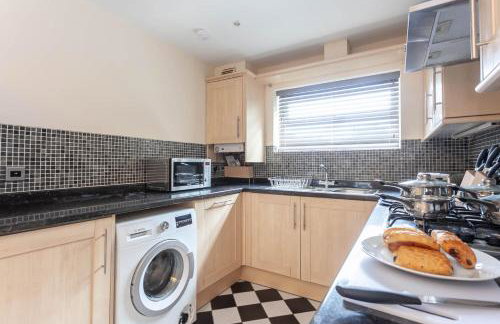 4 bed home, driveway parking ideally located in Latchford, Warrington - Executive St Marys House - Foto 6