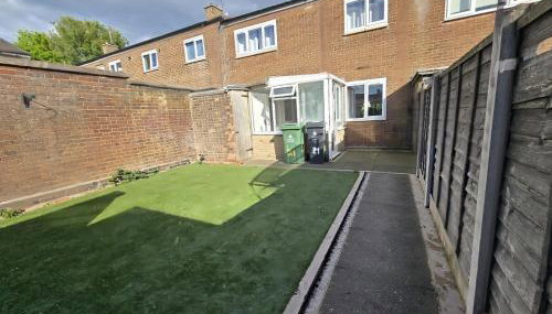 2ndHomeStays- Willenhall-A Serene 3 Bed House with a Garden View-Suitable for Contractors and Families-Sleeps 9 - 7 mins to J10 M6 and 21 mins to Birmingham - Photo 5, Garden