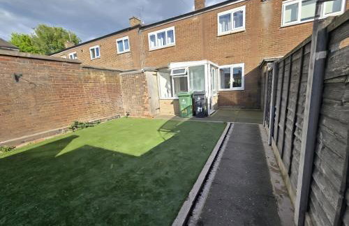 2ndHomeStays- Willenhall-A Serene 3 Bed House with a Garden View-Suitable for Contractors and Families-Sleeps 9 - 7 mins to J10 M6 and 21 mins to Birmingham - Foto 5