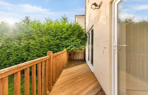 Perfect Booking 4 Bed Home in Cheltenham - Photo 3