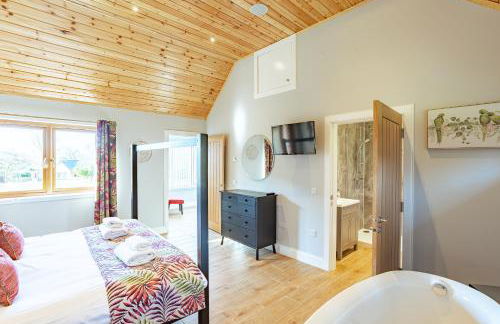 Kestrel Lodge 6 with Hot Tub - Photo 23