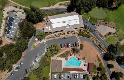 New Luxury 5BR Cabin in Pine Mountain Lake! 1 Minute to Beach! Massage Chair! Close to Yosemite! Perfect for Retreats and Escapes All Seasons! - Foto 12