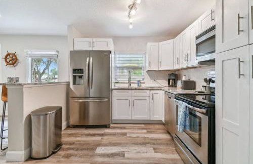 Family Friendly Beach Escape - Modern Retreat near Beaches - Sleeps 6 - Fast WiFi - Foto 10