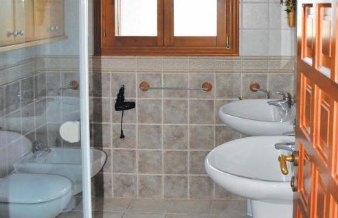 3 Bedroom Beautiful Home In Oliva - Photo 21