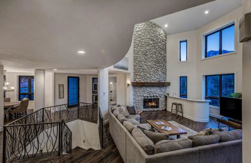 Cozy mountain home w riverfront patio - Foto 27