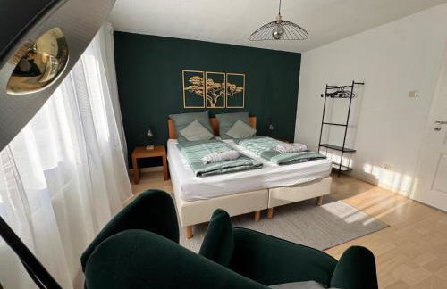 Central Comfort Home with Garden - Foto 1