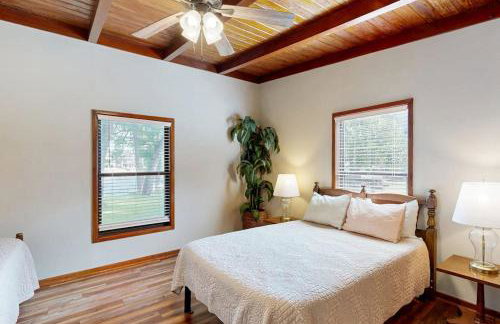 Classic Lakefront Cottage with Private Dock, Lovely Lake View, Backyard & WiFi - Foto 14