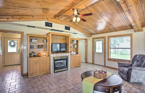 Pet-Friendly Efficiency Cottage with Pool! - Foto 5