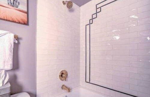 Elevate Your Stay Chic 1-Bed Condo Courtyard - Foto 12