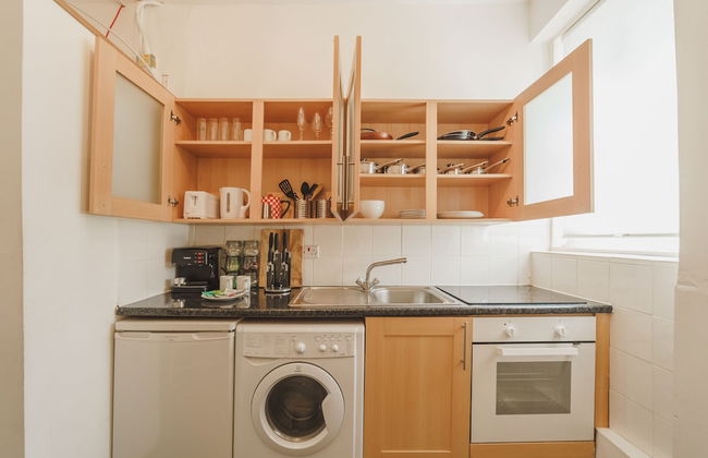 Large Studio Soho & Charing Cross Road - Photo 6