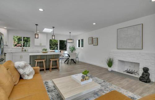 Stylish Bellevue Retreat - Photo 6