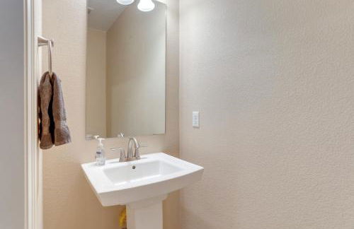 6 Mi to DIA Spacious Home with Backyard in Denver! - Foto 28