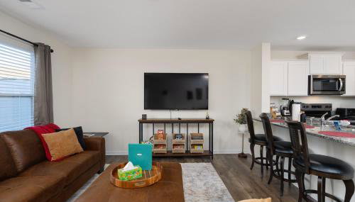 New 3BR Raceday Retreat - Steps from Speedway - Foto 5