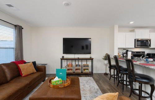 New 3BR Raceday Retreat - Steps from Speedway - Foto 5