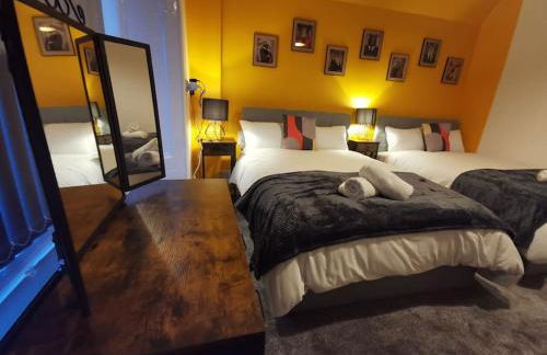 Spacious & comfy 4 bed house, 6 Beds, Free Private Parking & Wifi - Foto 23