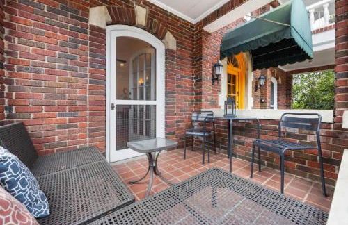 Elegant and Colorful 1BR with Covered Porch - Foto 15