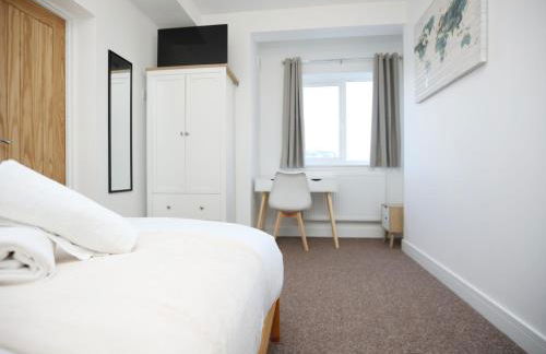 Gloucester Rd By N And N Stays, Newly Refurbed 6 Bed all ensuite house by N And N Stays Ltd, Perfect for contractors and Corporate stays, Close to YTL Arena Site, Pvt Parking for Vans and and work vehicles, Wifi - Foto 16