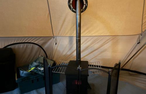 Cozy Hot Tent with Log Burner & Hot Tub Left Tent - Foto 10