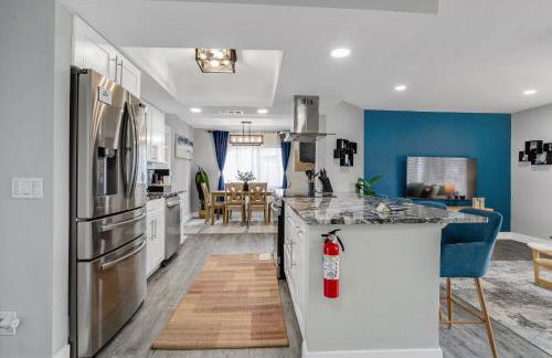 Luxe by Jenn - 3BR Retreat with Heated Pool - Photo 28