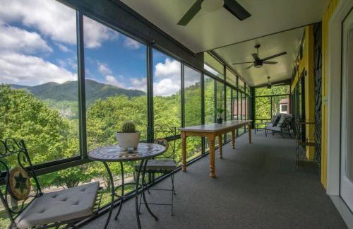 Mountain View 3BR with Sunroom, Close to Ski and Trails - Foto 1