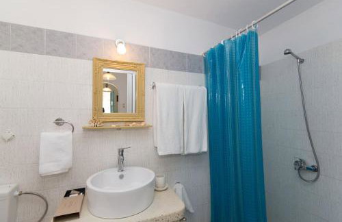 Wave Lullaby, Peaceful Beachfront Retreat in Paros - Photo 16