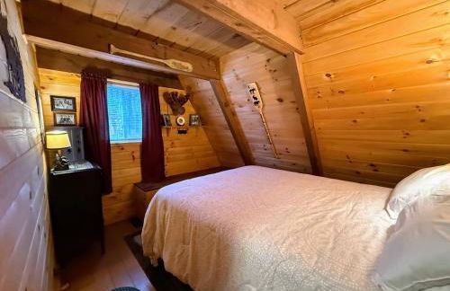 4M Cozy A-Frame in Bethlehem, NH - Fireplace, Firepit & Close to Skiing & Trails, Dogs welcome! - Photo 19