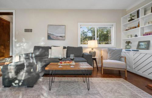 6-min walk to Lake - Home w/Fire-Pit & Pool Table - Foto 10