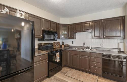 Lakefront Osage Beach Condo + Workspace w/ Pool Views - Foto 9