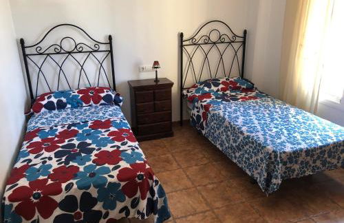 Moderno y amplio chalet, con piscina privada - Foto 43