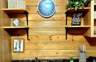 The Red Bears Den, Walk to River & Lake, In Town - Foto 7