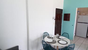 Apartamento pé na areia com sacada e garagem 2 banheiros - Foto 2