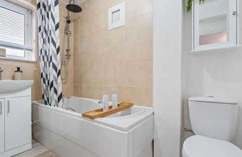 Telford Centre House with Parking, Garden, Wi-Fi - Photo 6