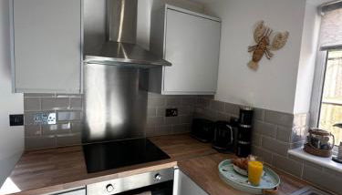 Sunny 2-Bedroom Coastal Stay with Free Parking - Foto 5