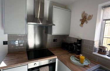 Sunny 2-Bedroom Coastal Stay with Free Parking - Foto 5