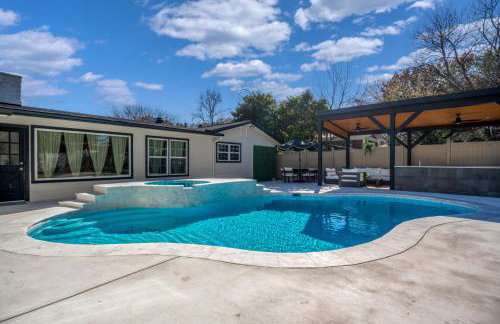 Relaxed Luxury Pet Friendly Home with Pool and Backyard Lounge in San Antonio, TX - Foto 1
