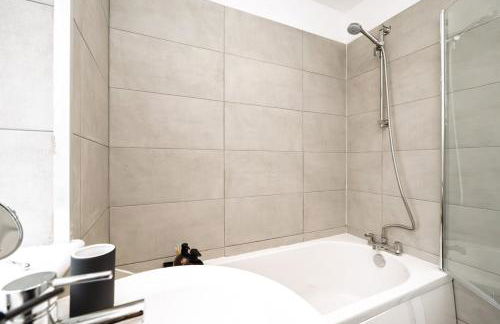 Entire 4 Bedroom house in Bootle Liverpool-Ideal for contractors, family and group-Free Parking & Free internet-Sleeps 7 - Foto 57