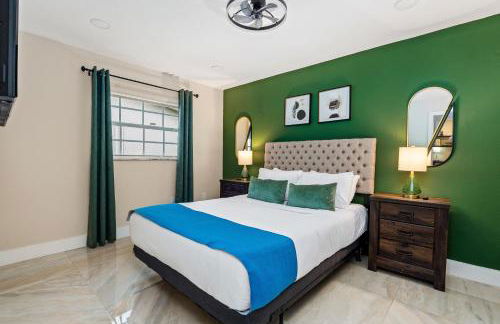 Waterfront Oasis Escape with 7 Seats Hot Tub! - Foto 10