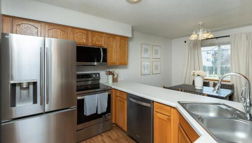 Spacious 4 Bed 2-5 BA Modern Home - Photo 2