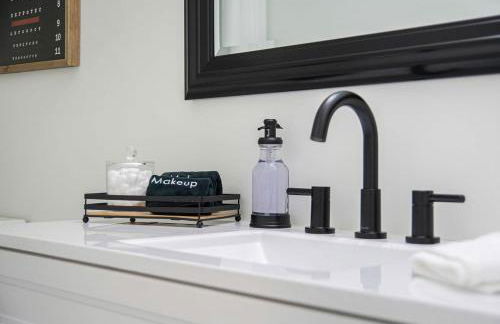 Cozy & Elegant Gem Fenced Yard BBQ & Games - Foto 32