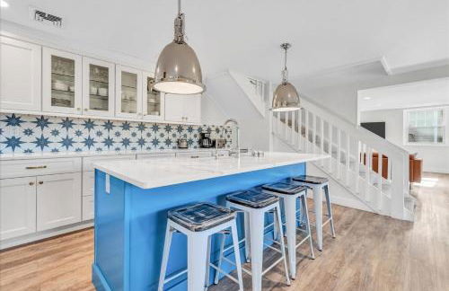 Waterfront Retreat with Private Dock and Fire Pit, Sleeps 8, Outdoor Dining, Spa-Style Primary, Gourmet Kitchen with Dual Dishwashers, Gas Fireplace, River Views, Bright Open Layout, Central AC, Perfect Coastal Escape for Families, 24 Hr Hospitality - Foto 32