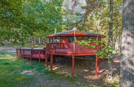 Cabin w hot tub & fire pit at The Woods Resort - Foto 27