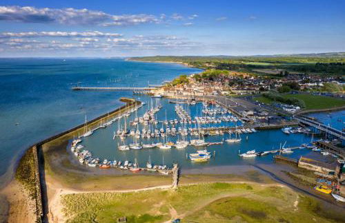 Bay - Brambles Chine, Colwell Bay - 5 star WiFi - Short walk to The Hut and beach - 1 night stays available - Ferry offers - Photo 39