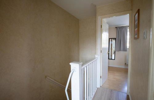 2BR Home Near Shops & Transport Links - Foto 28