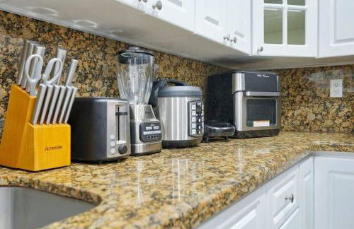 Escape GameRoom, BAR, BBQ, Spacious,KING Bed, All Luxury mattresses, Near Beach, 6 blocks away from Bars, Nite Clubs, Res, Shops - Photo 25