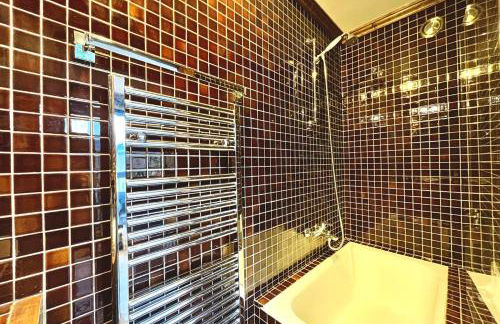 Bright apartment with balcony and pool - Photo 10