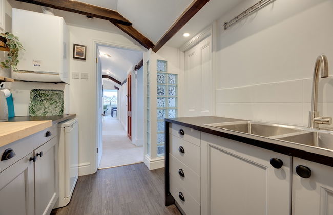 Percy Apartments - By Week2Week - Photo 7