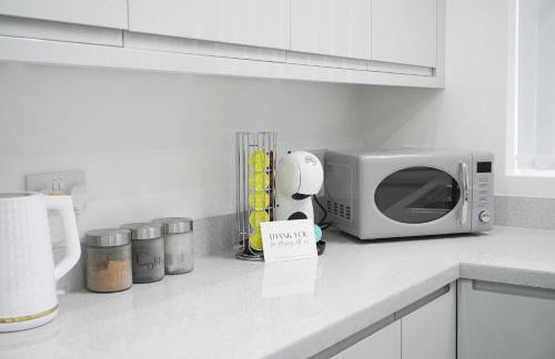 Central Location Liverpool, Modern Home, 4 BR, Sleeps 9, Free Parking - Foto 18