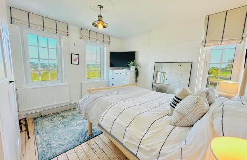 Elegant Coastal Home with Unrivalled Sea Views - Foto 18