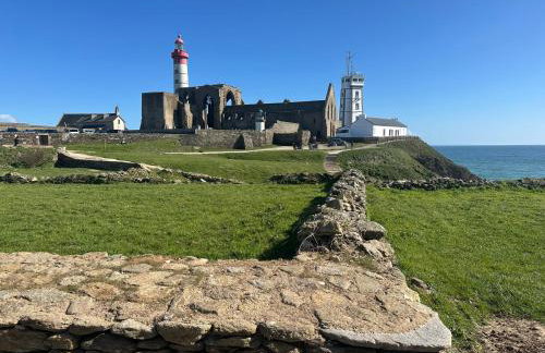 Vue Phare Pointe St Mathieu, accès direct Gr34 et plage, piscine chauffée - Foto 51