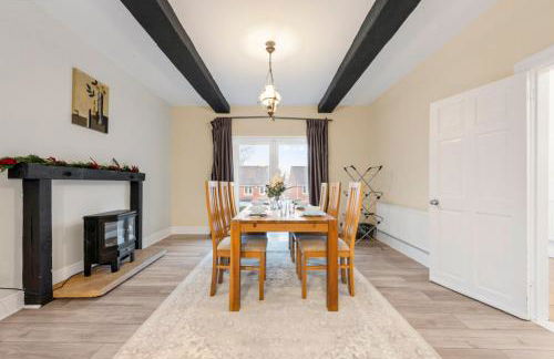 Spacious 6-Bed with Pool Table Desks in every room - Foto 16